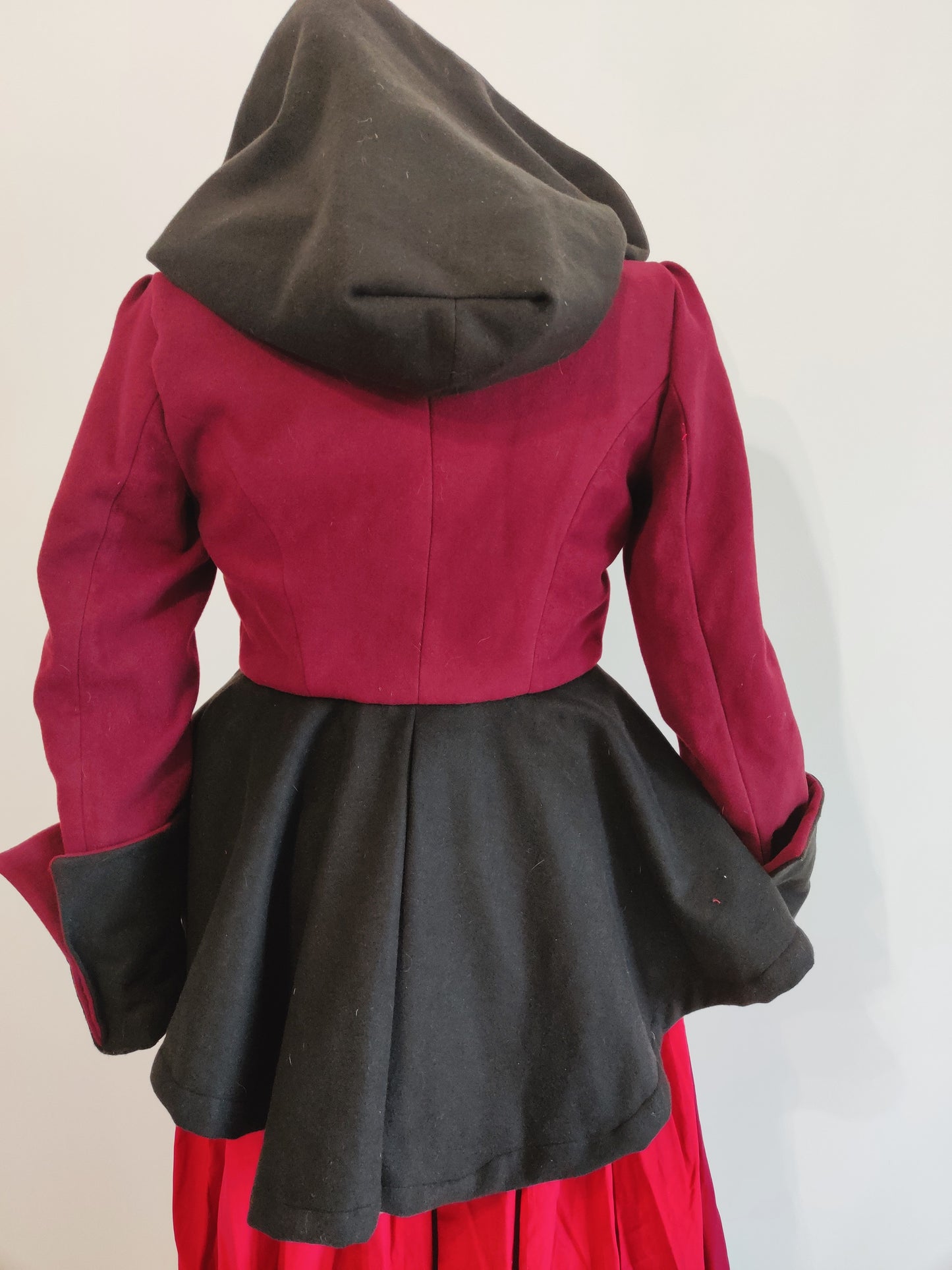 Veste noire et bordeaux à capuche witchy