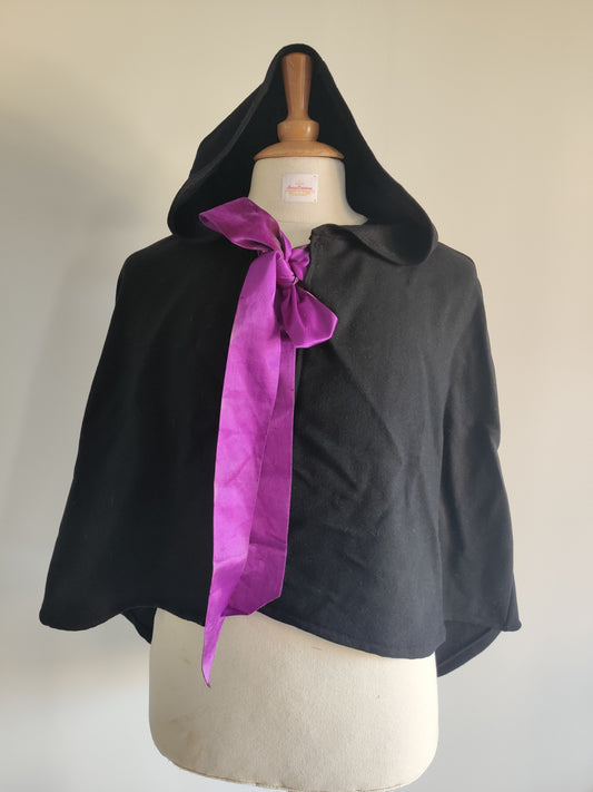 Cape française en laine noir et ruban de velours violet